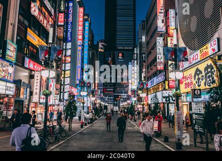 Shinjuku Streets avec panneaux de signalisation au néon (Tokyo, Japon) Banque D'Images