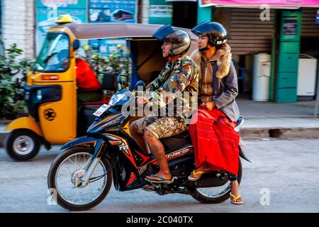 Deux personnes voyageant en moto, Nyaung Shwe, Lake Inle, Shan State, Myanmar. Banque D'Images