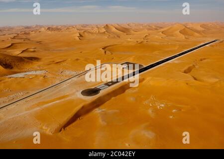 La construction d'une nouvelle piste d'atterrissage pour aider à la mise en place d'une grande installation de pétrole et de gaz dans le désert du Sahara. Banque D'Images