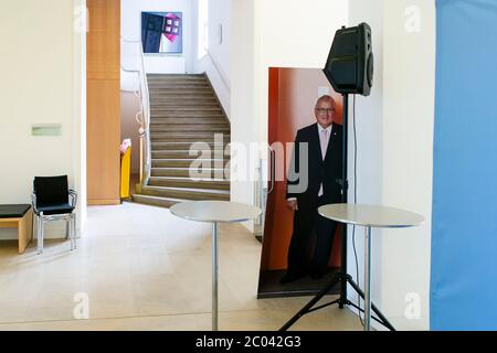 Kiel, Allemagne. 10 juin 2020. Une photo de Klaus Schlie (CDU), président du Parlement de l'État du Schleswig-Holstein, est visible au dos d'une affiche. Credit: Frank Molter/dpa/Alay Live News Banque D'Images