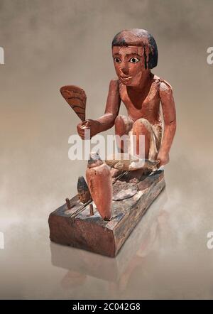 Ancien modèle égyptien en bois d'un homme qui cuisine un canard, Nouveau Royaume, 11-13ème dynastie, (1980-1700 av. J.-C.), Asyut. Musée égyptien, Turin. Cat. 8944. Bois Banque D'Images