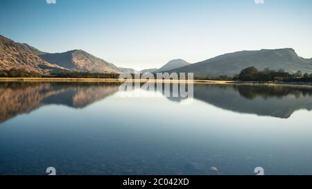 La lumière du matin illumine le château du médimal. Château de Kilchurn, Écosse. Montagnes qui reflètent le Loch Awe lors d'une belle matinée bien nette. Dalmally, Scotla Banque D'Images