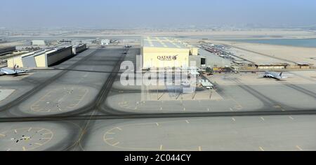 Vue aérienne des hangars d'avion à l'aéroport international de Hamad au Qatar. Banque D'Images