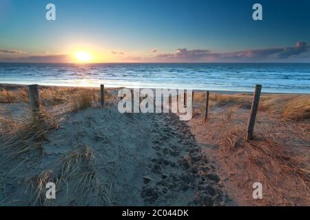 Chemin pas de plage de la mer du Nord au coucher du soleil Banque D'Images