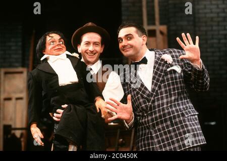 l-r: Ian Bartholomew (Wilfred Davies), Tony Slattery (Sammy Shaw) à RADIO TIMES au Queen's Theatre, Londres W1 15/10/1992 chansons: Noel gay book: ABI Grant & Robin Miller paroles supplémentaires: Don Black & Chris Walker design: Terry Parsons Lighting: Paul Pyant chorégraphie et mise en scène musicale: Antony van Laast réalisateur: David Gilmore Banque D'Images