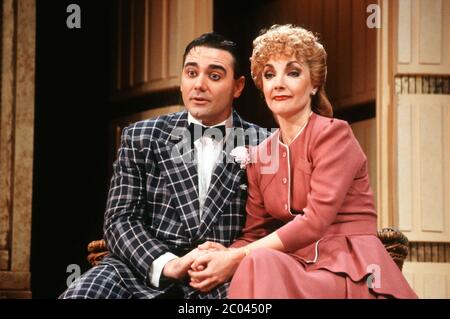 Tony Slattery (Sammy Shaw), Kathryn Evans (Olive James) à RADIO TIMES au Queen's Theatre, Londres W1 15/10/1992 chansons: Noel gay livre: ABI Grant & Robin Miller paroles supplémentaires: Don Black & Chris Walker design: Terry Parsons Lighting: Paul Pyant chorégraphie et mise en scène musicale: Antony van Laast réalisateur: David Gilmore Banque D'Images