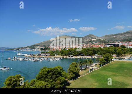 Vue sur la ville de Trogir depuis le sommet de la tour de la forteresse de Kamerlengo. Banque D'Images