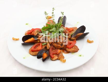 Moules à la viande, sauce tomate, tomates et épices Banque D'Images