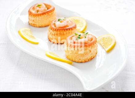 vol au vent avec saumon, jambon et crème Banque D'Images