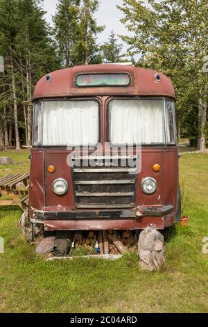 Un ancien autocar ou bus ford routant sur un camping à Manapouri en Nouvelle-Zélande Banque D'Images