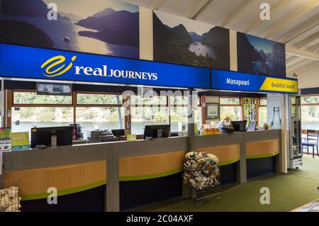 La billetterie Real Journeys à Pearl Harbor Lake Manapouri, en Nouvelle-Zélande, où vous pouvez acheter des billets pour des excursions en bateau Banque D'Images