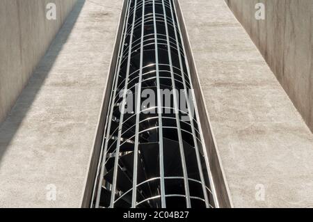 Vue à angle bas d'un escalier d'évacuation d'incendie externe en spirale d'un bâtiment Banque D'Images
