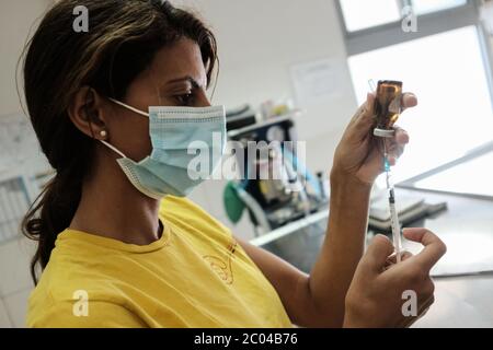 Ramat Gan, Israël. 11 juin 2020. Un vétérinaire professionnel prélève des médicaments dans une seringue dans la clinique de triage de l'hôpital Israel Wildlife. Situé dans le Safari Zoological Center de Ramat Gan, le personnel de l'hôpital et les bénévoles constatent une poussée d'animaux sauvages tandis que les Israéliens libérés de COVID-19 se précipitent dans la nature, causant peut-être des dommages mais sauvant également des centaines d'animaux blessés. Crédit : NIR Amon/Alamy Live News Banque D'Images