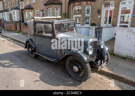 A 1934 Austin 10/4 (an Austin Ten) garée sur une rue de banlieue à Hanwell, West London, Angleterre, Royaume-Uni. Banque D'Images