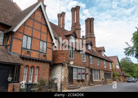 Cheminées en briques aux ornements incroyables (y compris l'ancien bureau de poste) à Albury, Surrey, Angleterre, Royaume-Uni. Banque D'Images