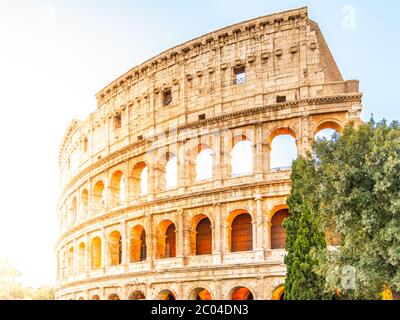 Colisée ou Colisée. Lever du soleil le matin à l'immense amphithéâtre romain, Rome, Italie Banque D'Images