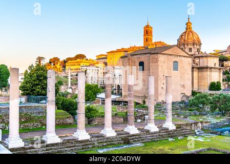 Forum romain et Capitole Hill en début de matinée, heure du lever du soleil, Rome, Italie. Banque D'Images