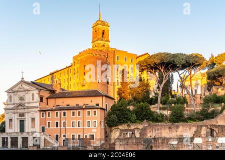 Forum romain et Capitole Hill en début de matinée, heure du lever du soleil, Rome, Italie. Banque D'Images