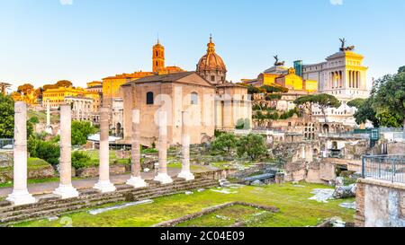 Forum romain et Capitole Hill en début de matinée, heure du lever du soleil, Rome, Italie. Banque D'Images