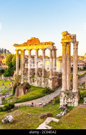 Forum romain avec ruines du Temple de Saturne le matin ensoleillé d'été. Ruines antiques à Rome, Italie. Banque D'Images