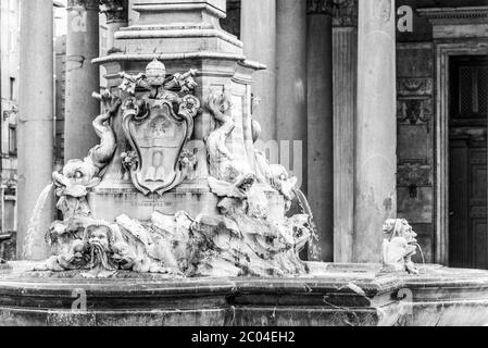 Vue détaillée de la fontaine du Panthéon, cuisine italienne : Fontana del Pantheon, sur la Piazza della Rotonda, Rome, Italie. Image en noir et blanc. Banque D'Images