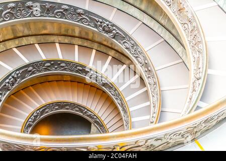 CITÉ DU VATICAN - 07 MAI 2018 : escalier en colimaçon dans les musées du Vatican, Cité du Vatican. Banque D'Images