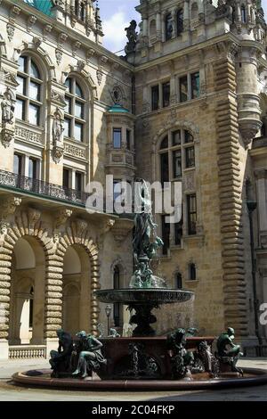 Hambourg, Allemagne, Fontaine Hygieia dans la cour de l'hôtel de ville. Deutschland, Hygieia-Brunnen im Rathaushof. Niemcy, Fontanna Higieja. Banque D'Images