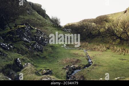 Belle vue sur les collines de Fairy Glen sur l'île de Skye en Écosse Banque D'Images