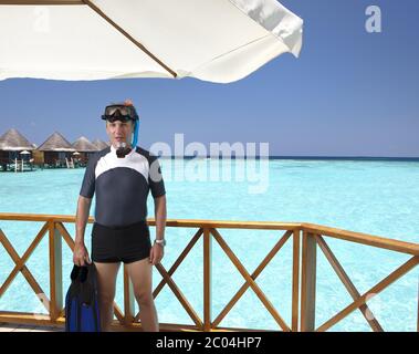 Jeune homme sportif avec palmes, masque et tube Banque D'Images