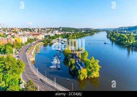 Quartier Podoli et rivière Vltava. Vue aérienne de Vysehrad, Prague, République tchèque. Banque D'Images