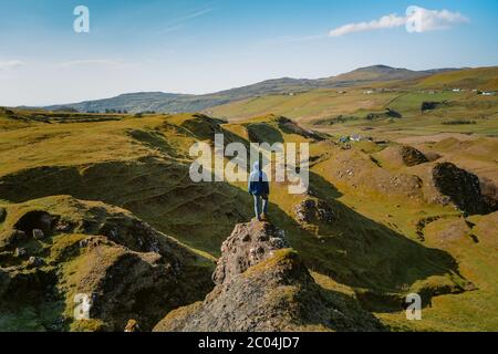 L'homme solitaire se tient au sommet de la butte, surplombant les piliers de pierre, les formes et les cercles en dessous. Photo prise à Fairy Glen, dans l'île de Skye, en Écosse. Banque D'Images