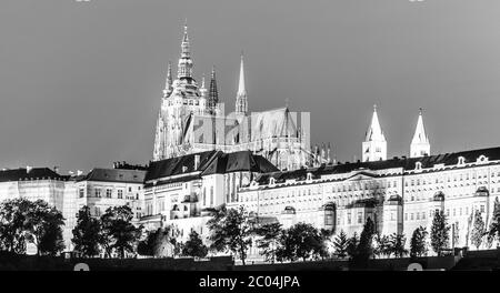 Château de Prague au coucher du soleil, Prague, République tchèque. Image en noir et blanc. Banque D'Images