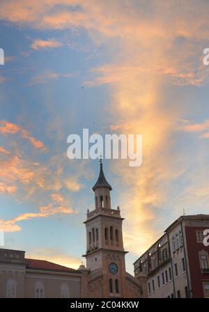 Un coucher de soleil romantique sur l'église et le monastère de Saint-François à Split, Croatie. Banque D'Images