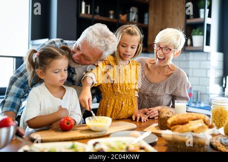 Heureux grands-parents de s'amuser avec des enfants à la maison Banque D'Images