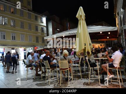 Le restaurant animé Palace Judita sur Narodni trg à Split. Banque D'Images