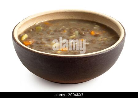Soupe de lentilles dans un bol en céramique marron isolé sur blanc. Banque D'Images