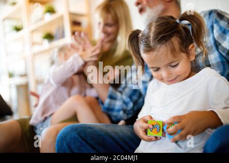 Enfant intelligent et créatif jouant avec des jouets et des cubes Numbers Banque D'Images