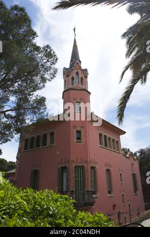 La maison de Gaudi avec tour dans le Parc Guell Banque D'Images