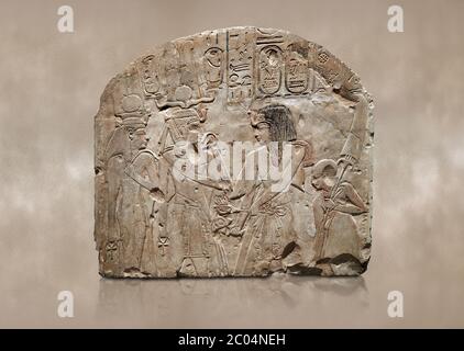 Stèle égyptienne antique représentant Sethy I adorant Amenhotep I et Nefertari, calcaire, Nouveau Royaume, 19e dynastie, (1279-1213 av. J.-C.), Deir el-Medina, EGY Banque D'Images