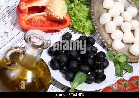Olives, tomates, poivre, mozzarella et ruccola Banque D'Images