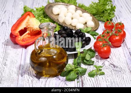 Olives, tomates, mozzarella et ruccola Banque D'Images