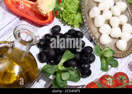 Olives, tomates, poivre, mozzarella et ruccola Banque D'Images