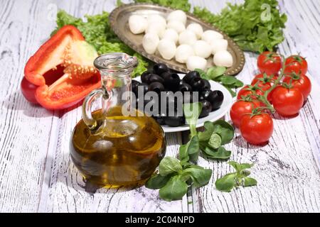 Olives, tomates, mozzarella et ruccola Banque D'Images