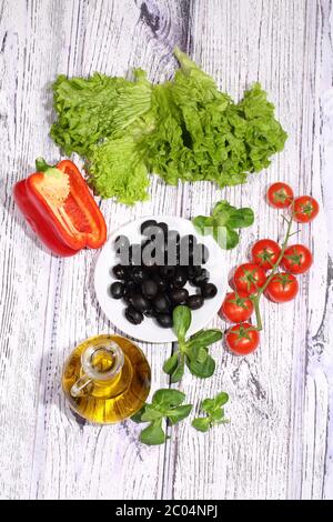 Olives, tomates, salade, poivre et roquette Banque D'Images