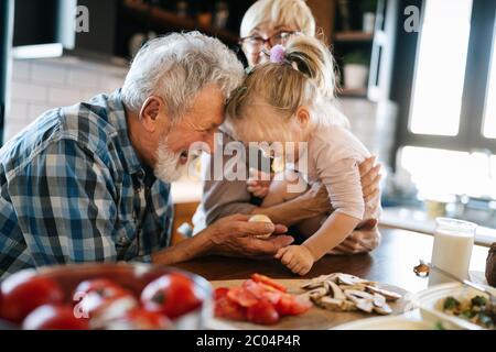 Happy smiling senior randparents de jouer avec leur petite-fille Banque D'Images