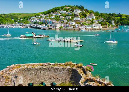 GB - DEVON : vue sur le château de Dartmouth et la rivière Dart vers Kingswear Banque D'Images