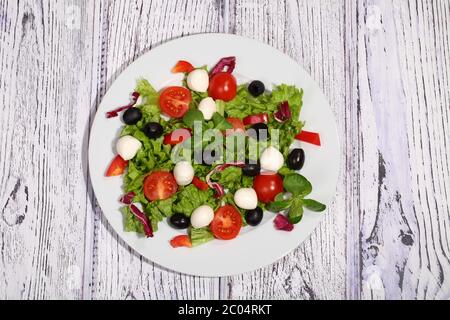 Salade avec tomates, mozzarella, olives, chou et roccola Banque D'Images