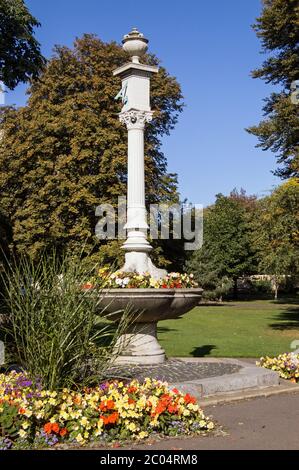 Fontaine victorienne, maintenant utilisée comme jardinière, dans Abbey Gardens, Bury St Edmunds. Le pilier sculpté avec cadran solaire était un cadeau du Marquis de Bristol, u Banque D'Images