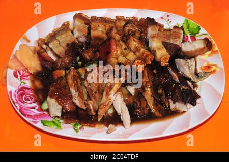 Délicieux rôti de canard au miel et rôti de porc croustillant Banque D'Images