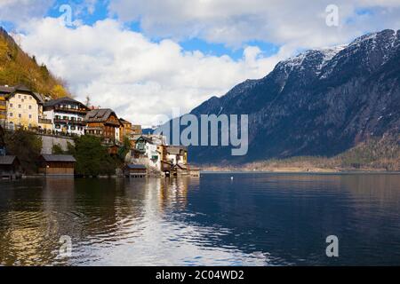 Belle vue sur les maisons sur les montagnes autour de Hallstatt - petit village historique. Patrimoine mondial de l'UNESCO, ancienne architecture européenne. Banque D'Images